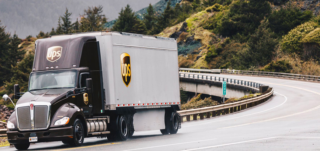 Le camion de livraison UPS en action, démontrant l'engagement de PERFEX Industries à livrer rapidement des accessoires pour VTT et UTV à travers les États-Unis.